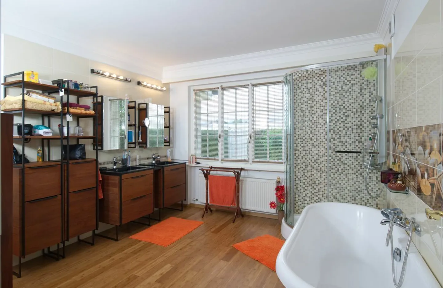 BEAUTIFUL RENOVATED RESIDENCE WITH POOL OVERLOOKING THE LAKE - BOREX - Photo 10 of 11