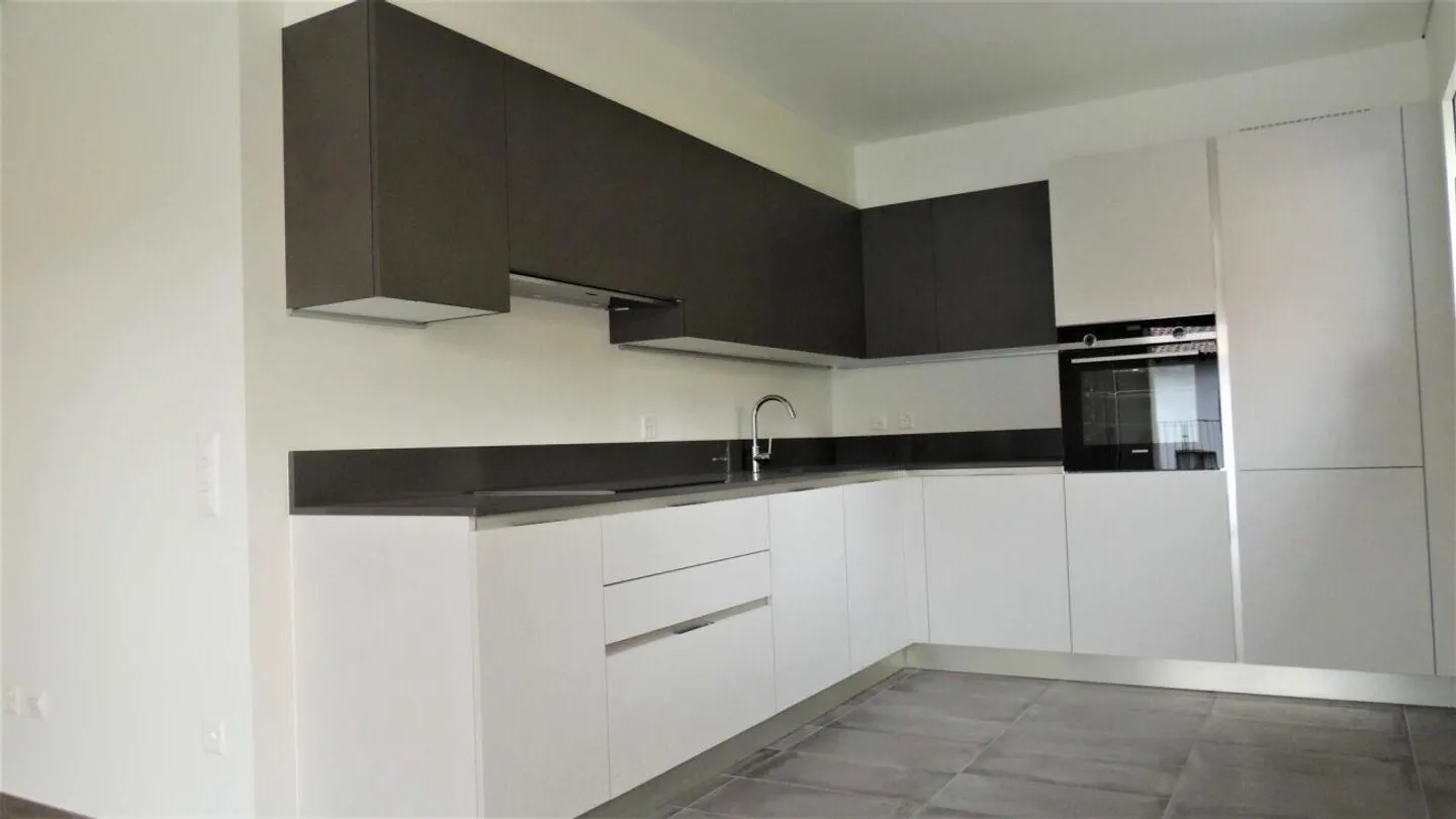 MODERN AND BRIGHT 2.5-ROOM APARTMENT - Photo 5 of 20