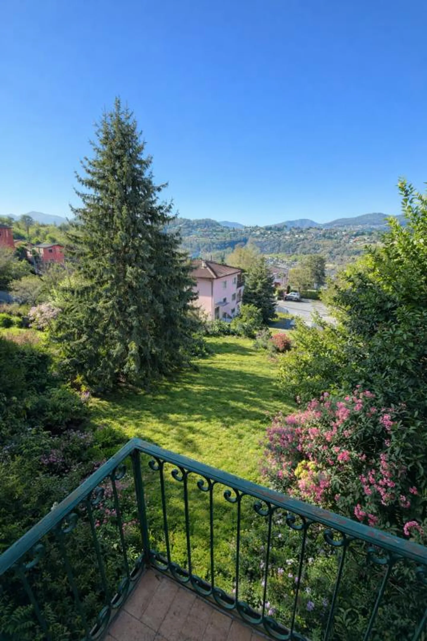 Building land with house with 2 apartments - Photo 3 of 9