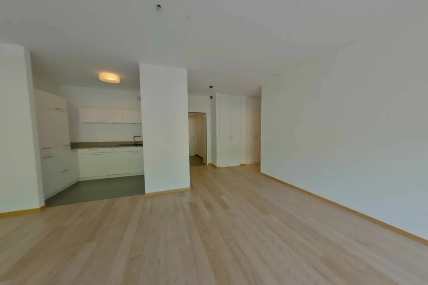 Charming Ground-Floor Apartment - Photo 3 of 8