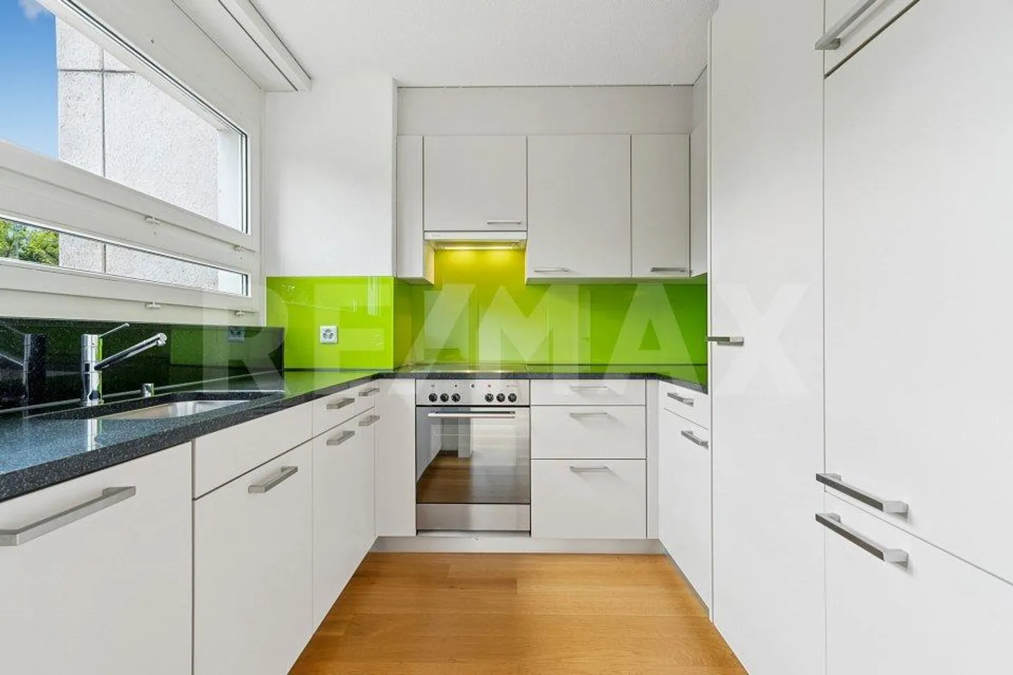 Spacious 3½-room apartment with balcony and view into the greenery - Photo 3 of 13