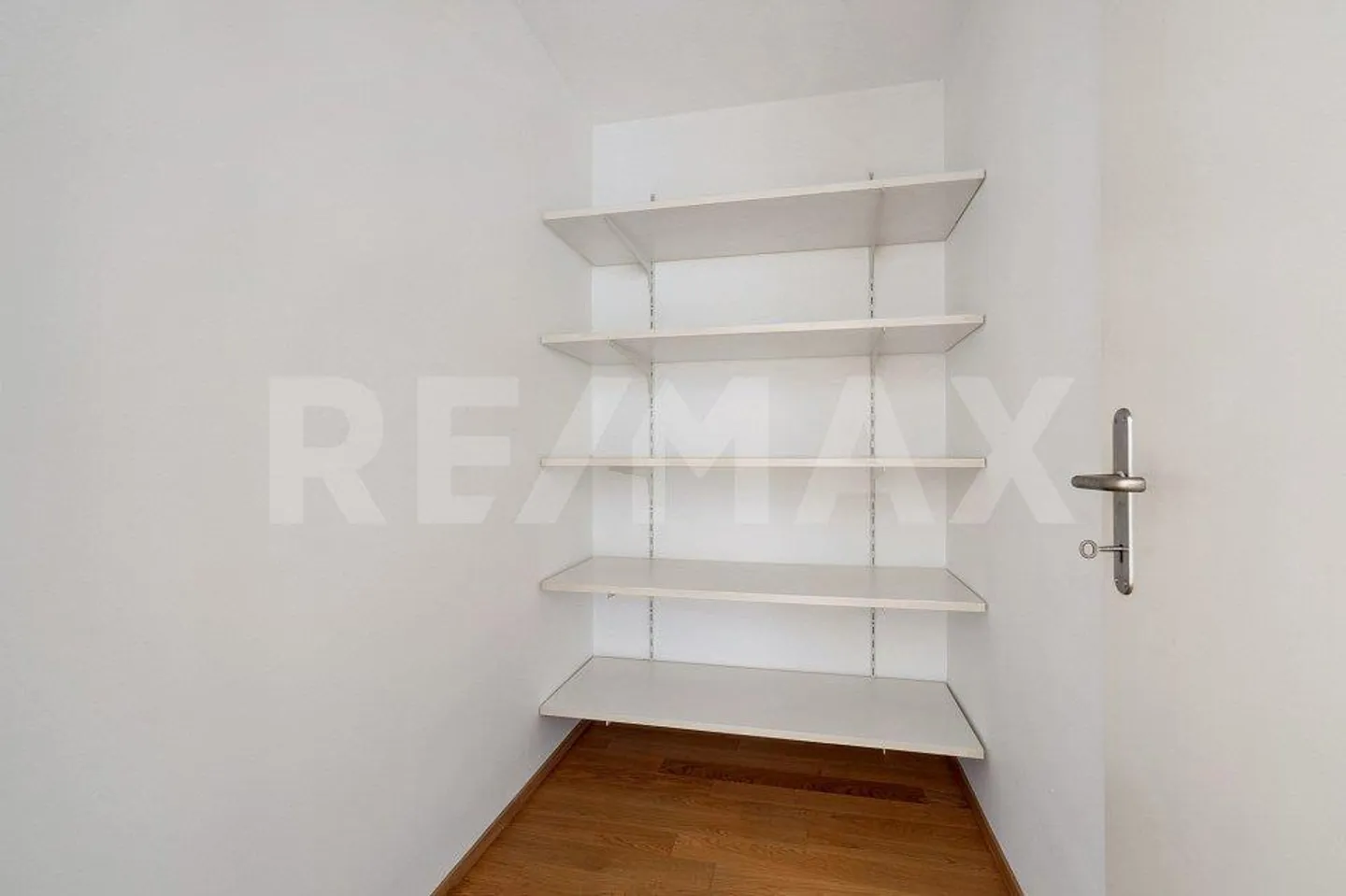 Spacious 3½-room apartment with balcony and view into the greenery - Photo 9 of 13