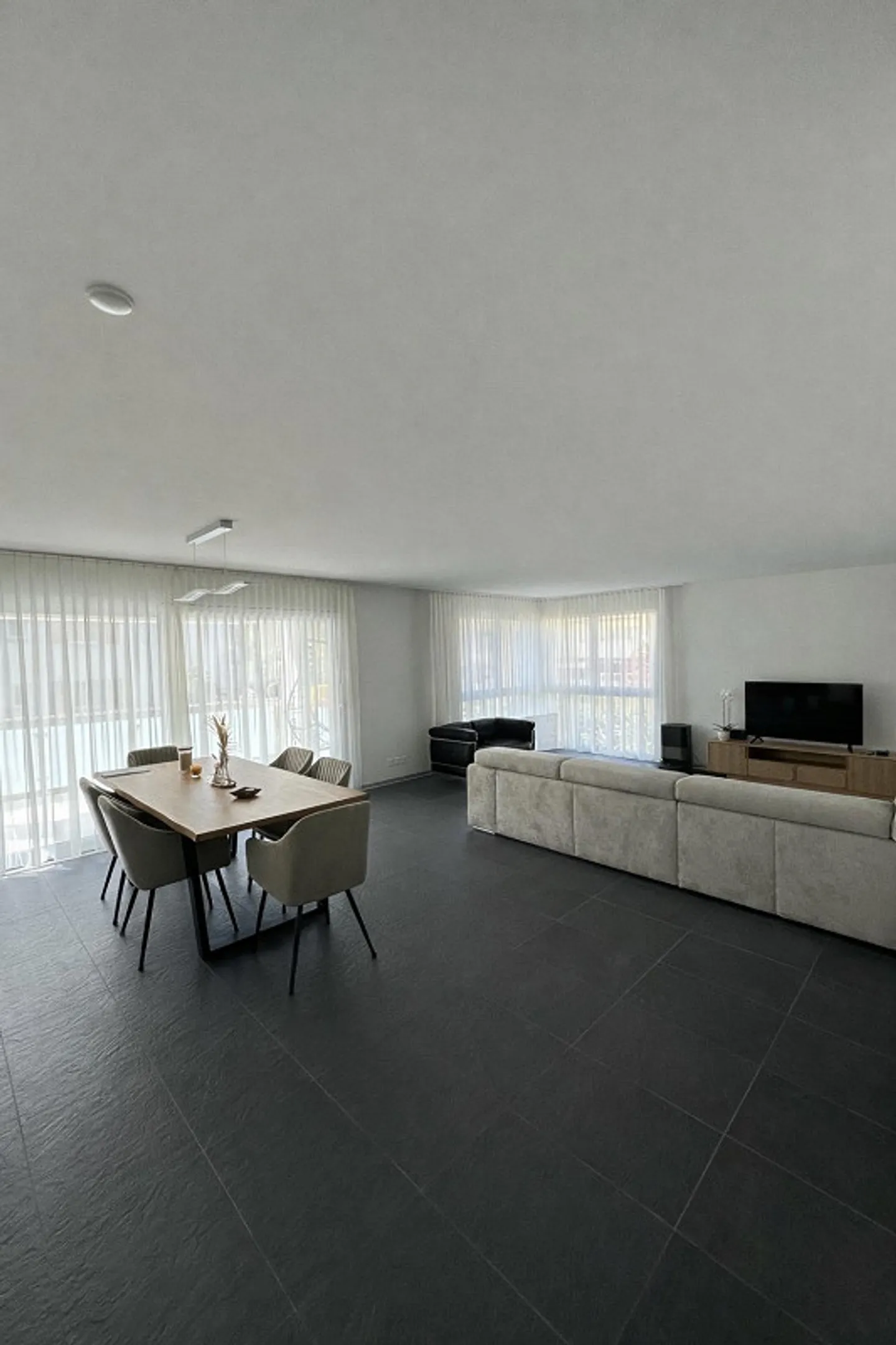 Modern 4.5-room apartment in a quiet location in Lyss - Photo 1 of 9