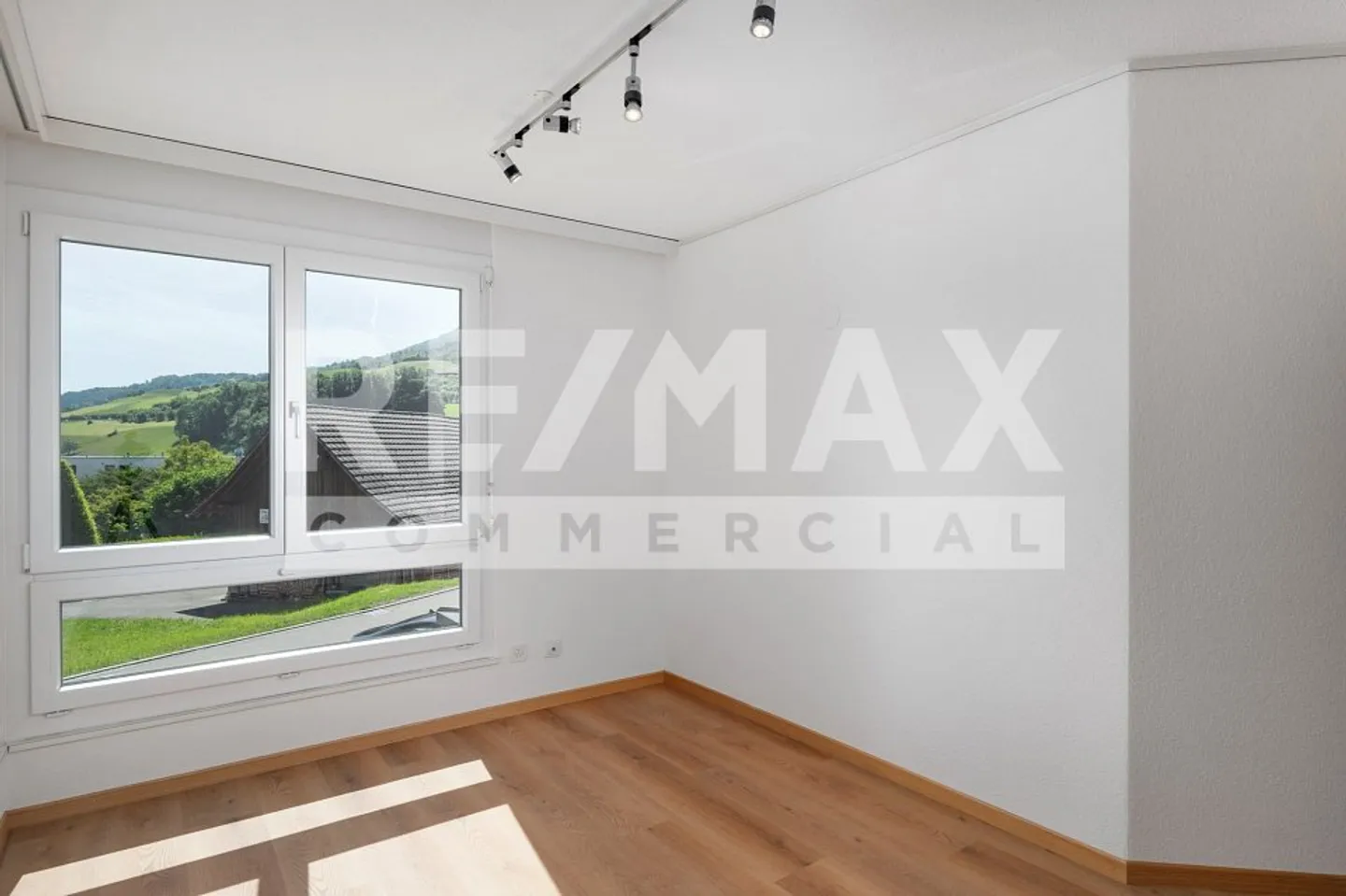 Representative office space for sale in the tax-friendly Wilen-Wollerau SZ! In building rights. - Photo 13 of 13
