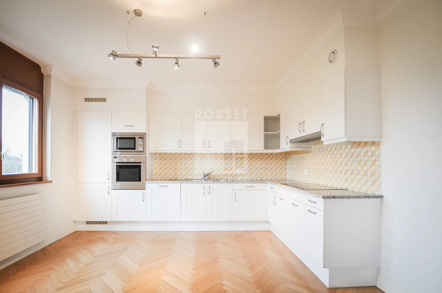 Large 8-room apartment - Photo 4 of 11