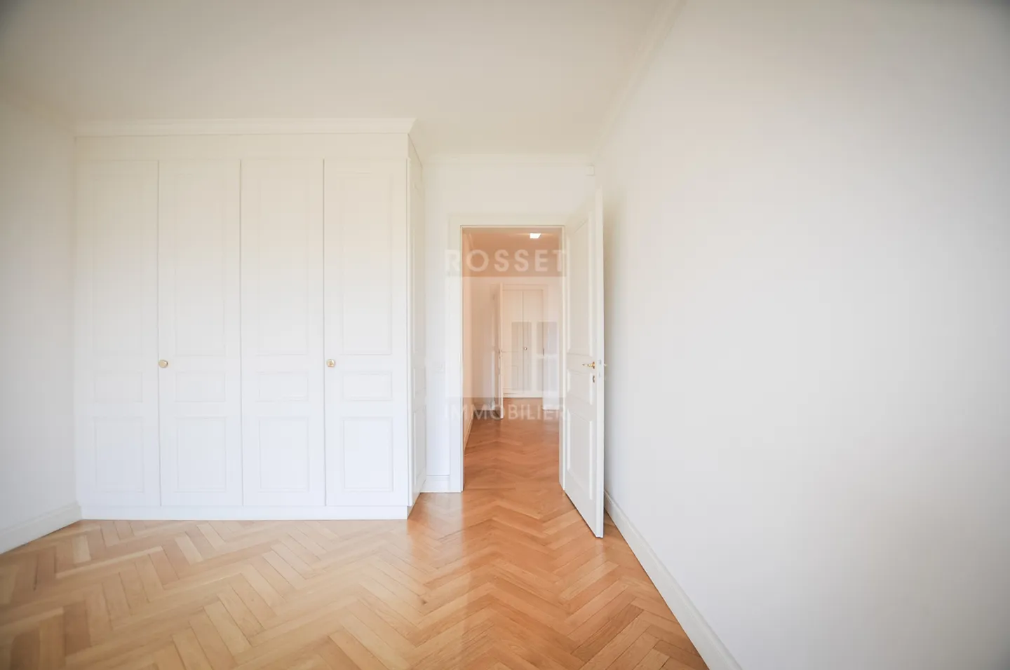 Large 8-room apartment - Photo 8 of 11