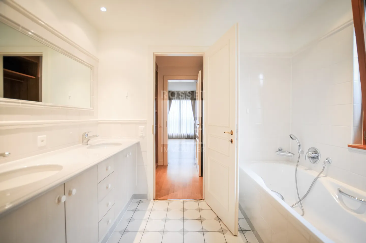 Large 8-room apartment - Photo 9 of 11