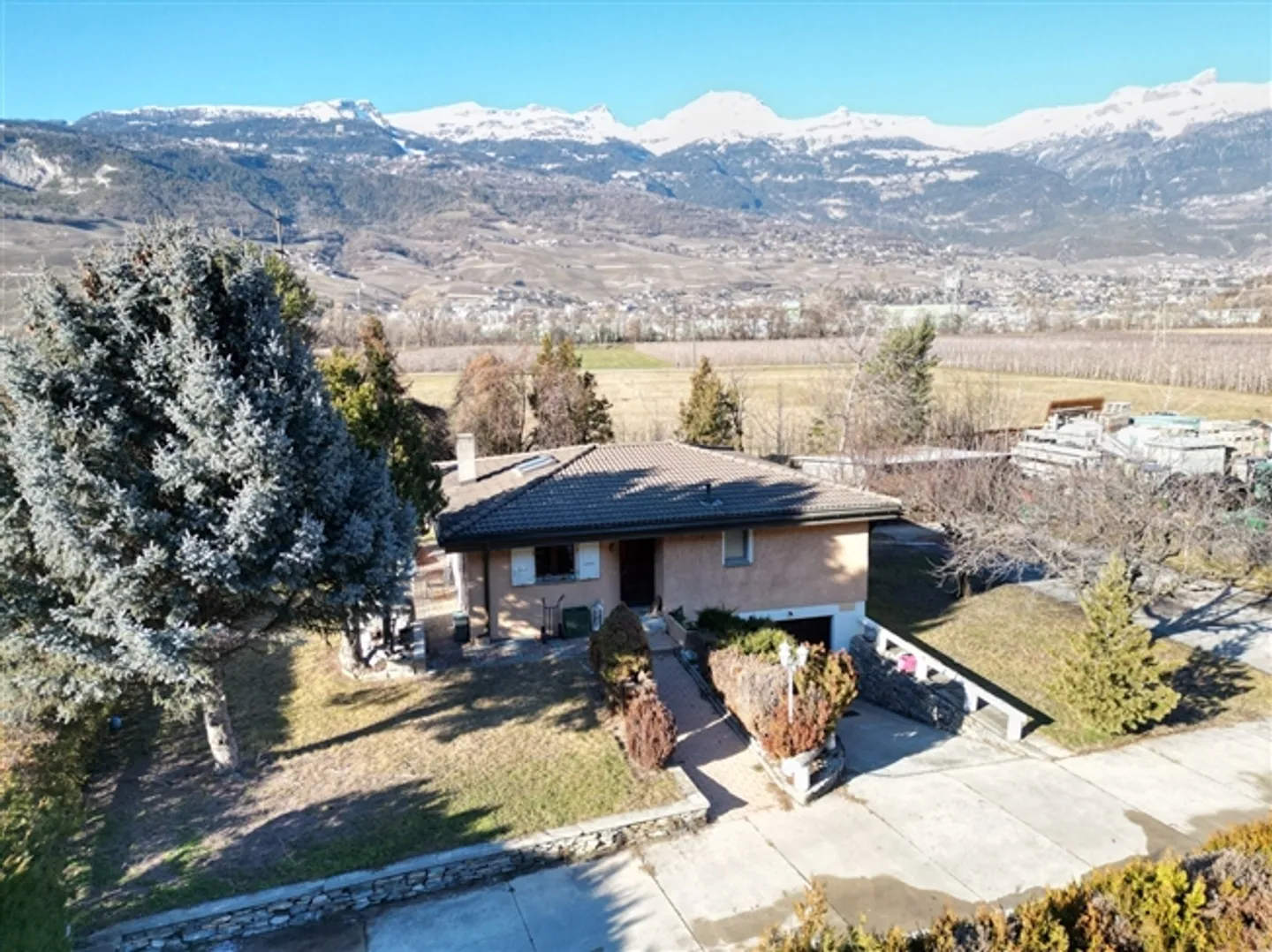 HOUSE WITH BUILDING RIGHTS IN CHALAIS - Photo 2 of 12