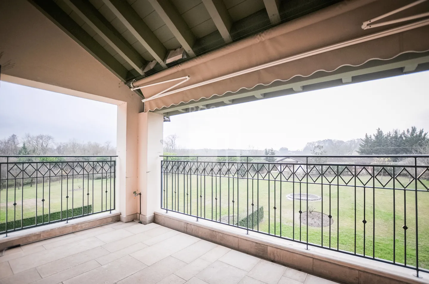 Large 8-room apartment - Photo 11 of 11