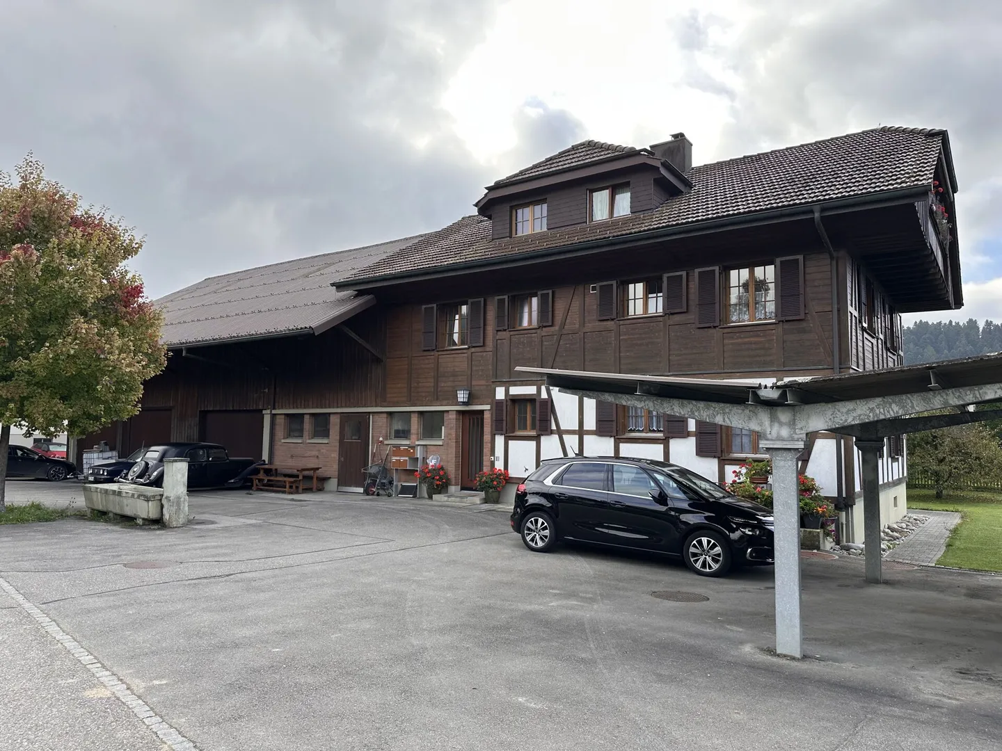 3-Familienhaus mit ehem. Ökonomieteil/Schopf bzw. viel Potenzial - Foto 2 von 11