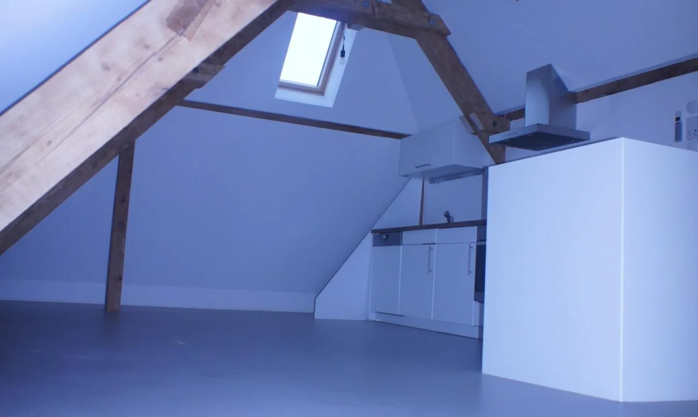 Studio affascinante con travi in legno a vista in Wettsteinplatz - Foto 7 di 9