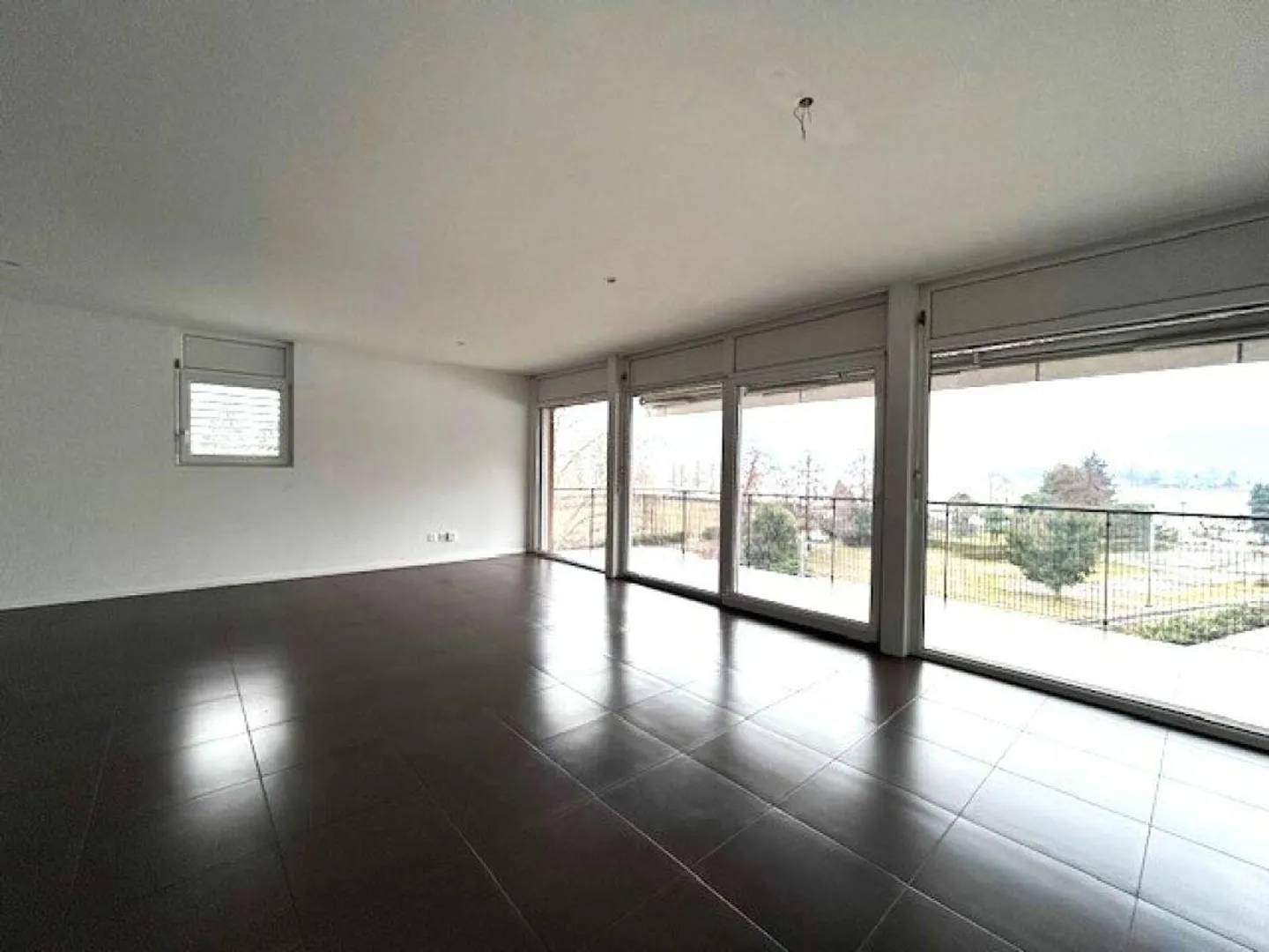 APPARTEMENT DE 4.5 PIÈCES AVEC GRANDE TERRASSE - Photo 5 sur 18