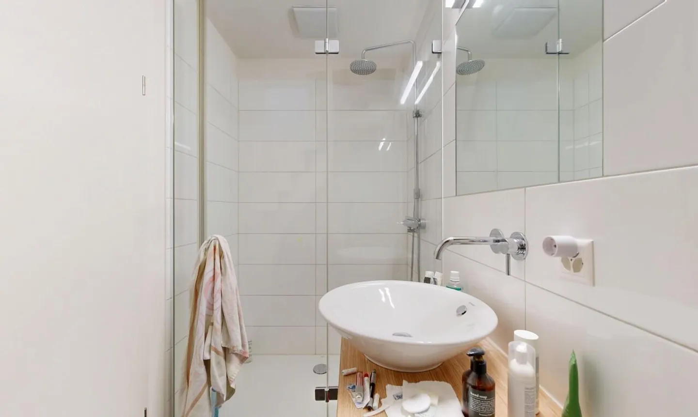 Studio affascinante con travi in legno a vista in Wettsteinplatz - Foto 3 di 9