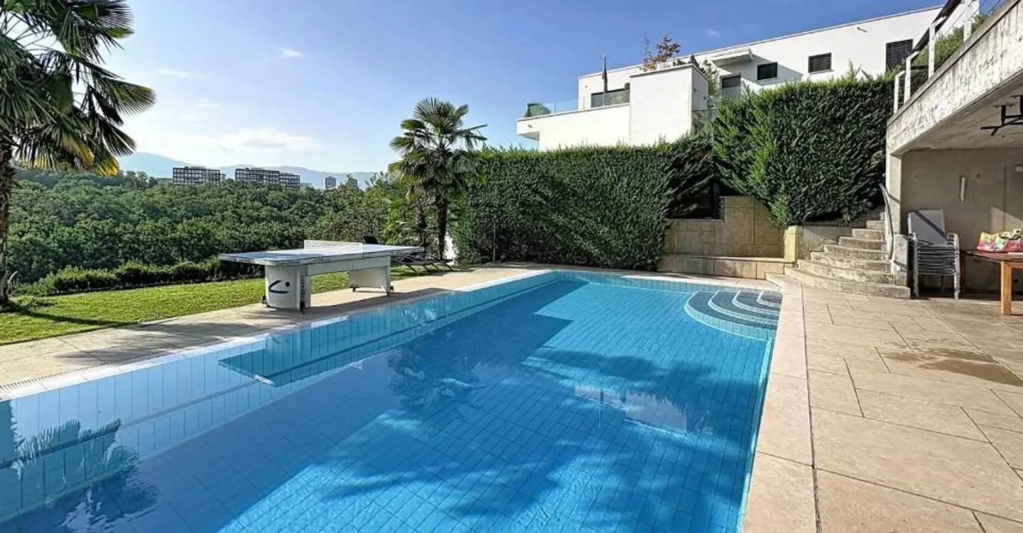 GENEROSE 7.5 STANZE IN UNA PICCOLA CONDOMINIO CON PISCINA - Foto 2 di 10