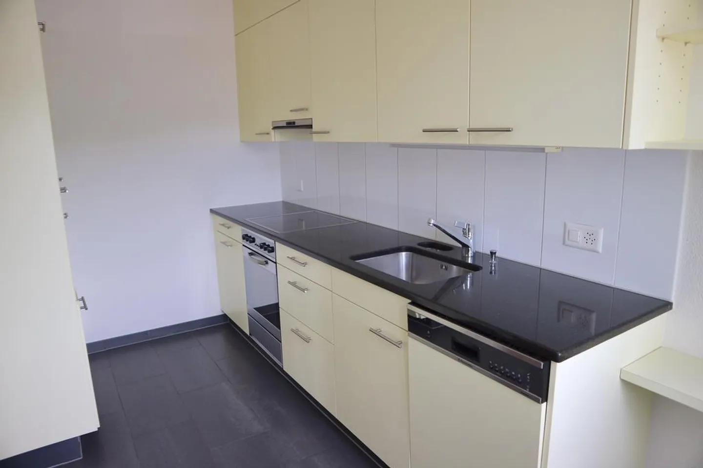 Helle 2.5-Zimmer Wohnung mit Aussicht - Foto 2 von 6