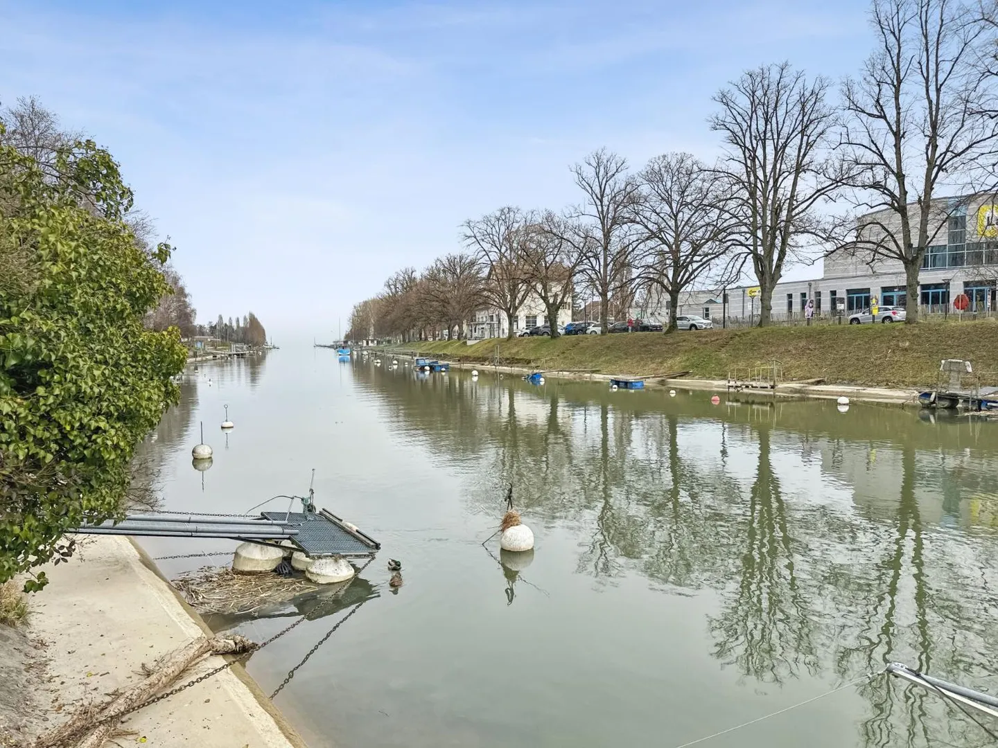 Appartement avec 5,5 pièces dans les combles, en face de la Thielle - Photo 2 sur 13