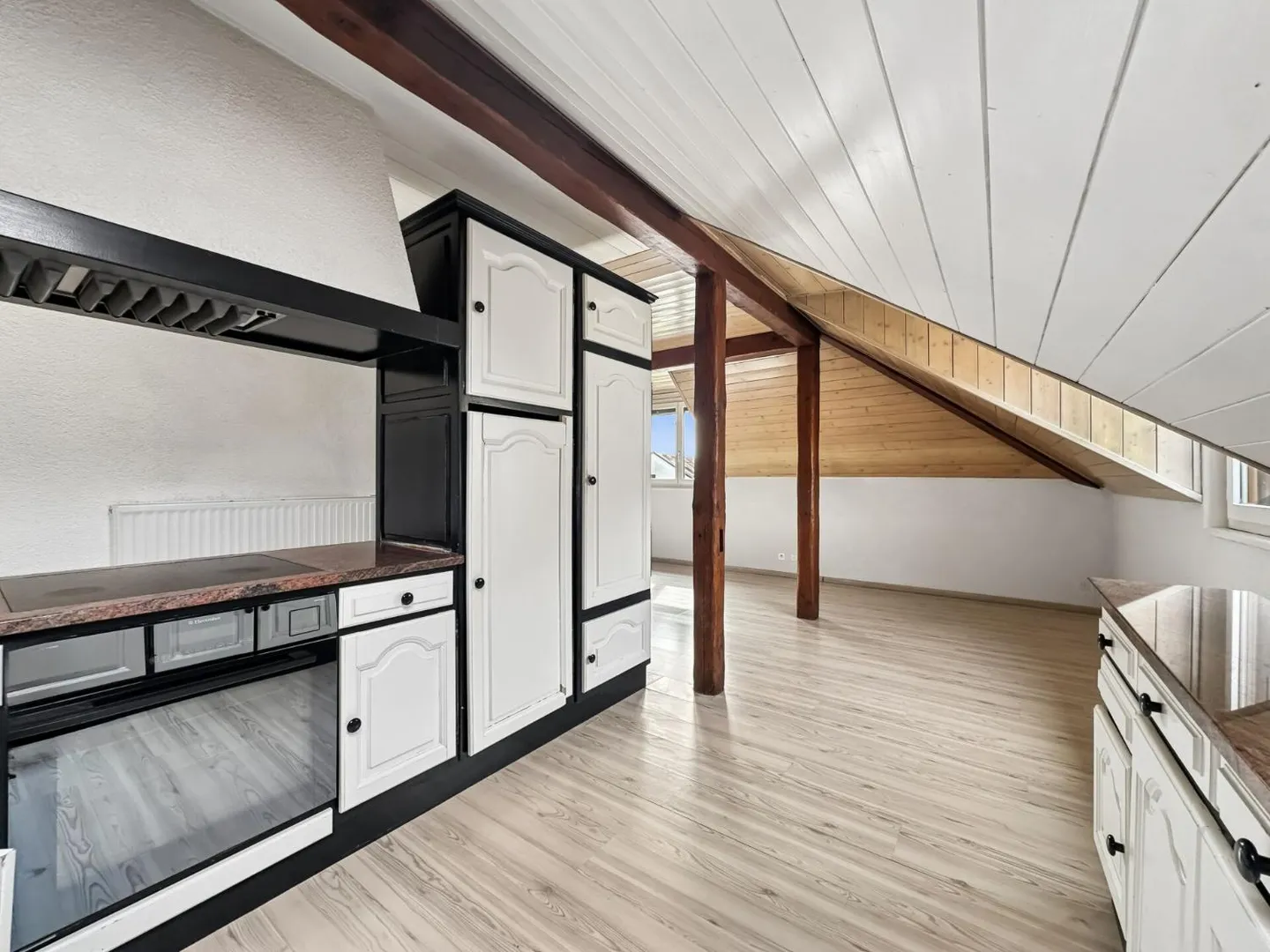 Appartement avec 5,5 pièces dans les combles, en face de la Thielle - Photo 4 sur 13