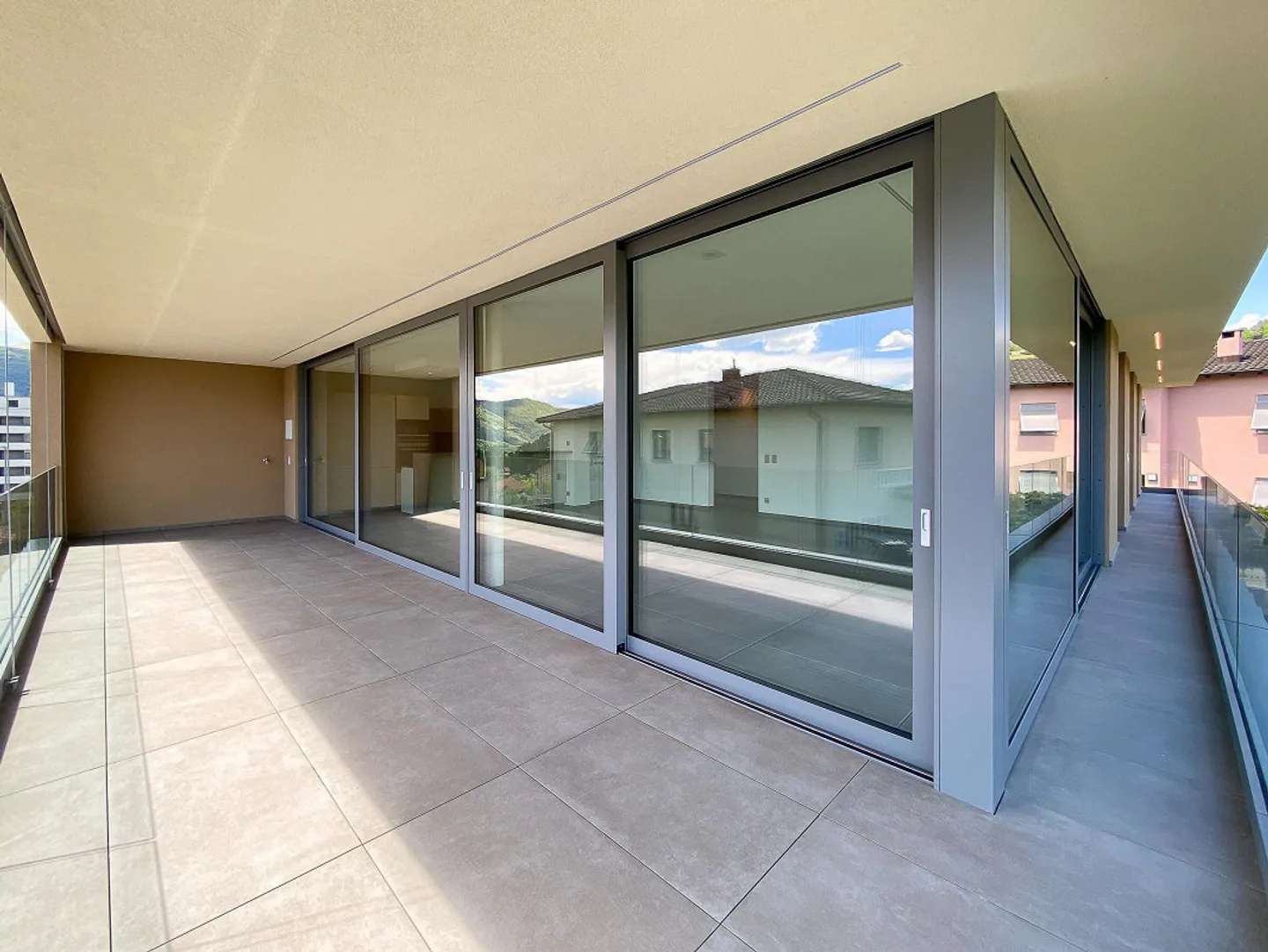 Modern 3.5 rooms in first location in Comano - Photo 6 of 8