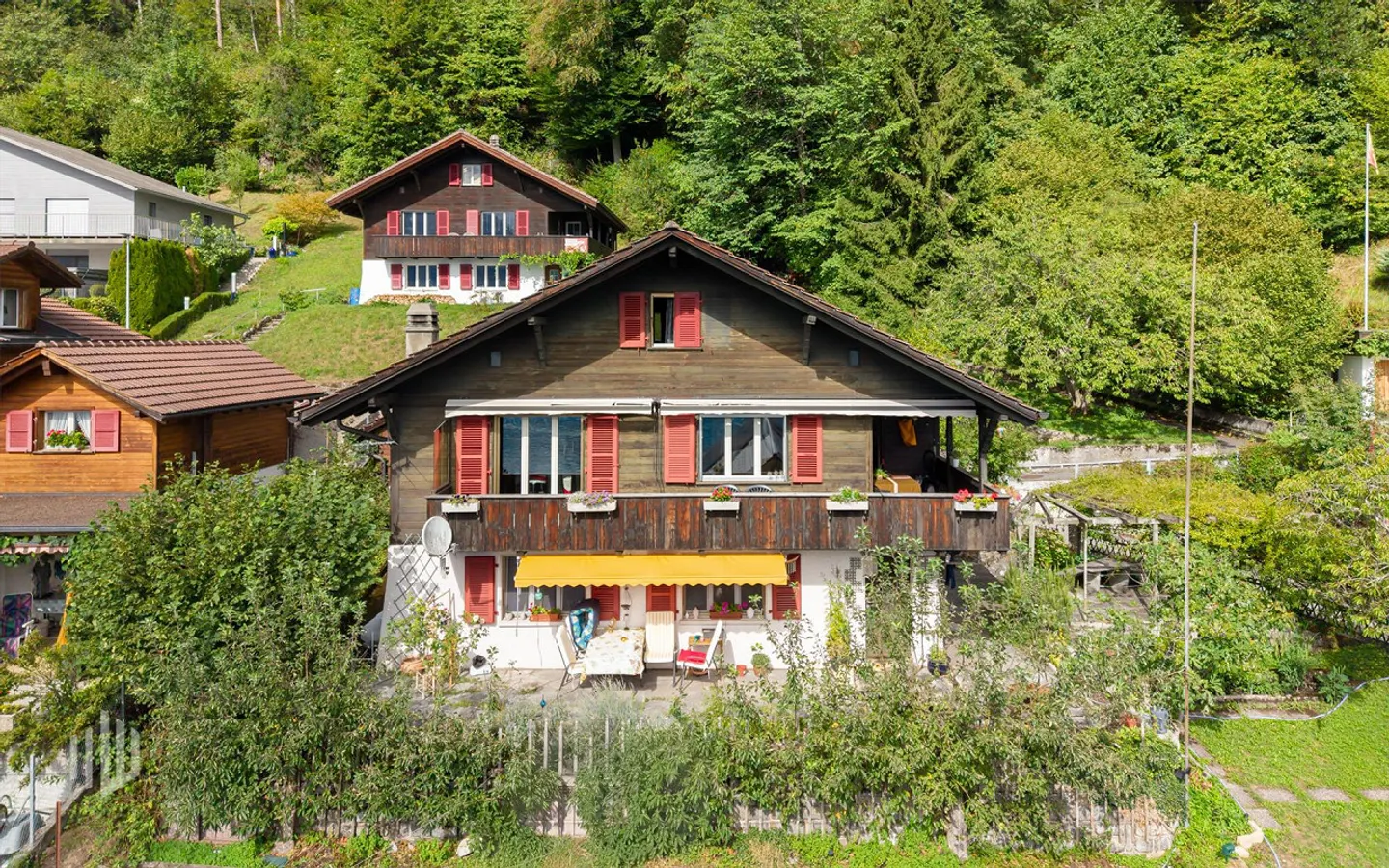 ImmoWyss - Chalet with a separate apartment in a scenic location - Photo 1 of 13