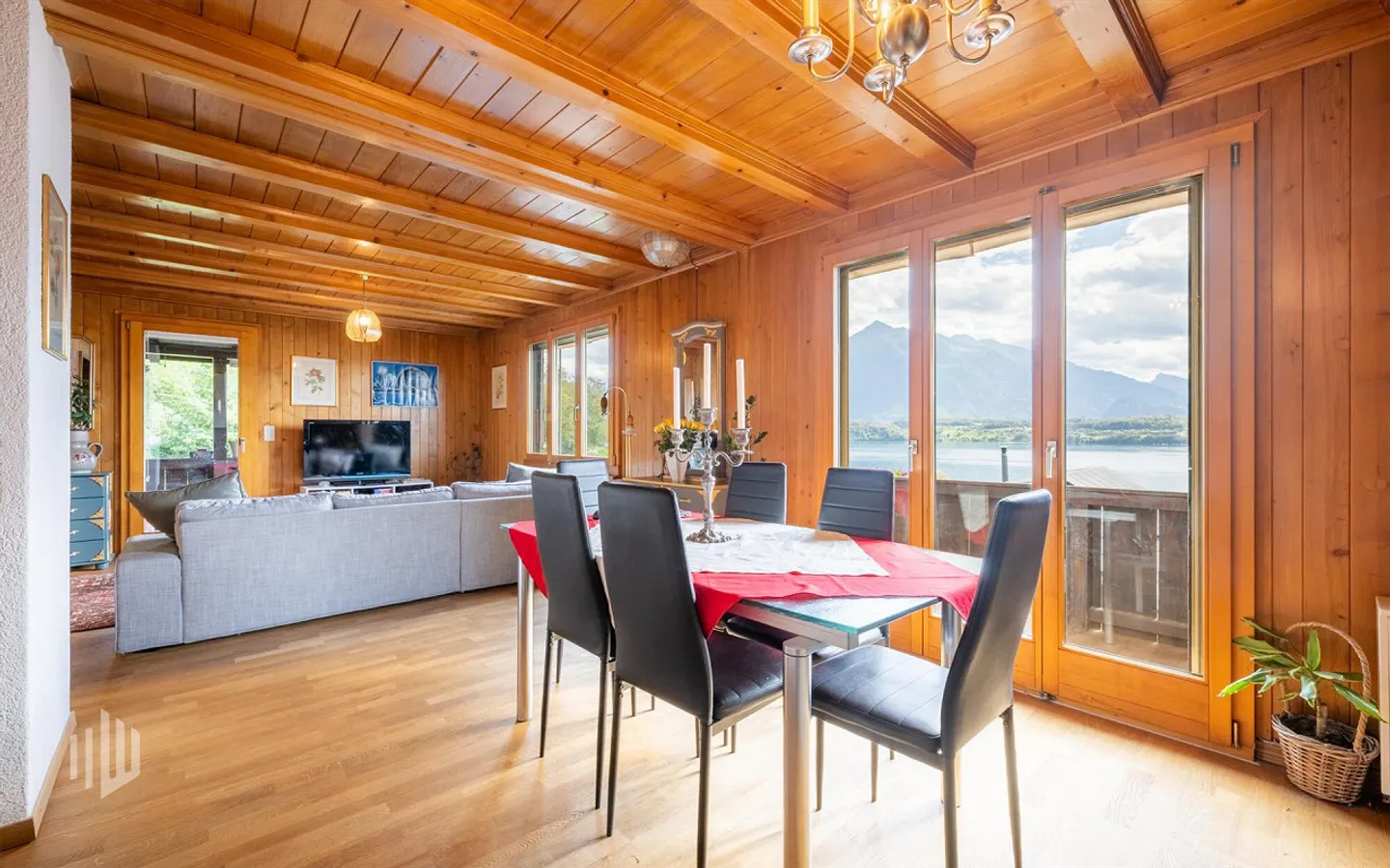 ImmoWyss - Chalet with a separate apartment in a scenic location - Photo 3 of 13