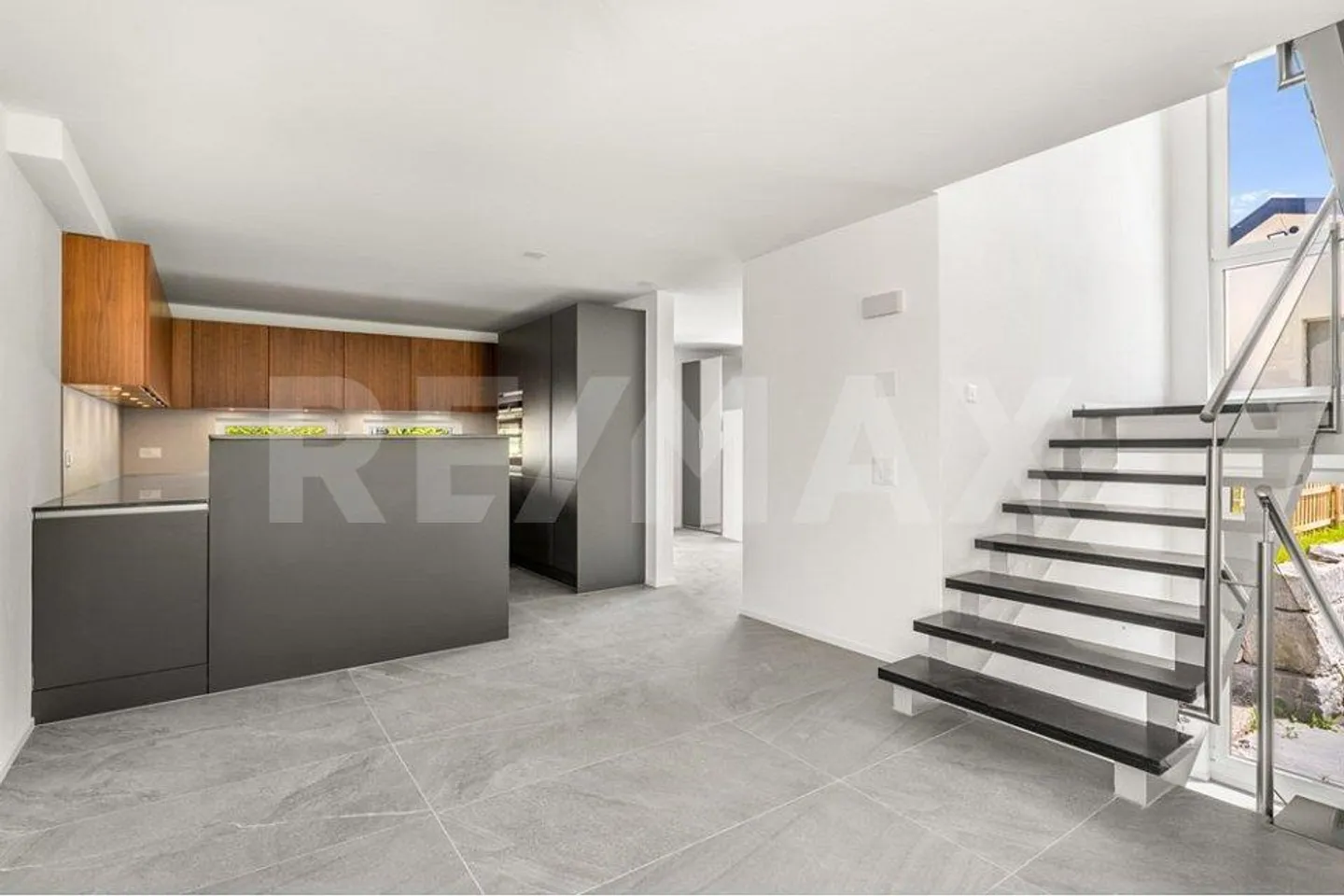 Ideale per famiglie – 4½ stanze, completamente ristrutturato, spazioso e con giardino! - Foto 3 di 13