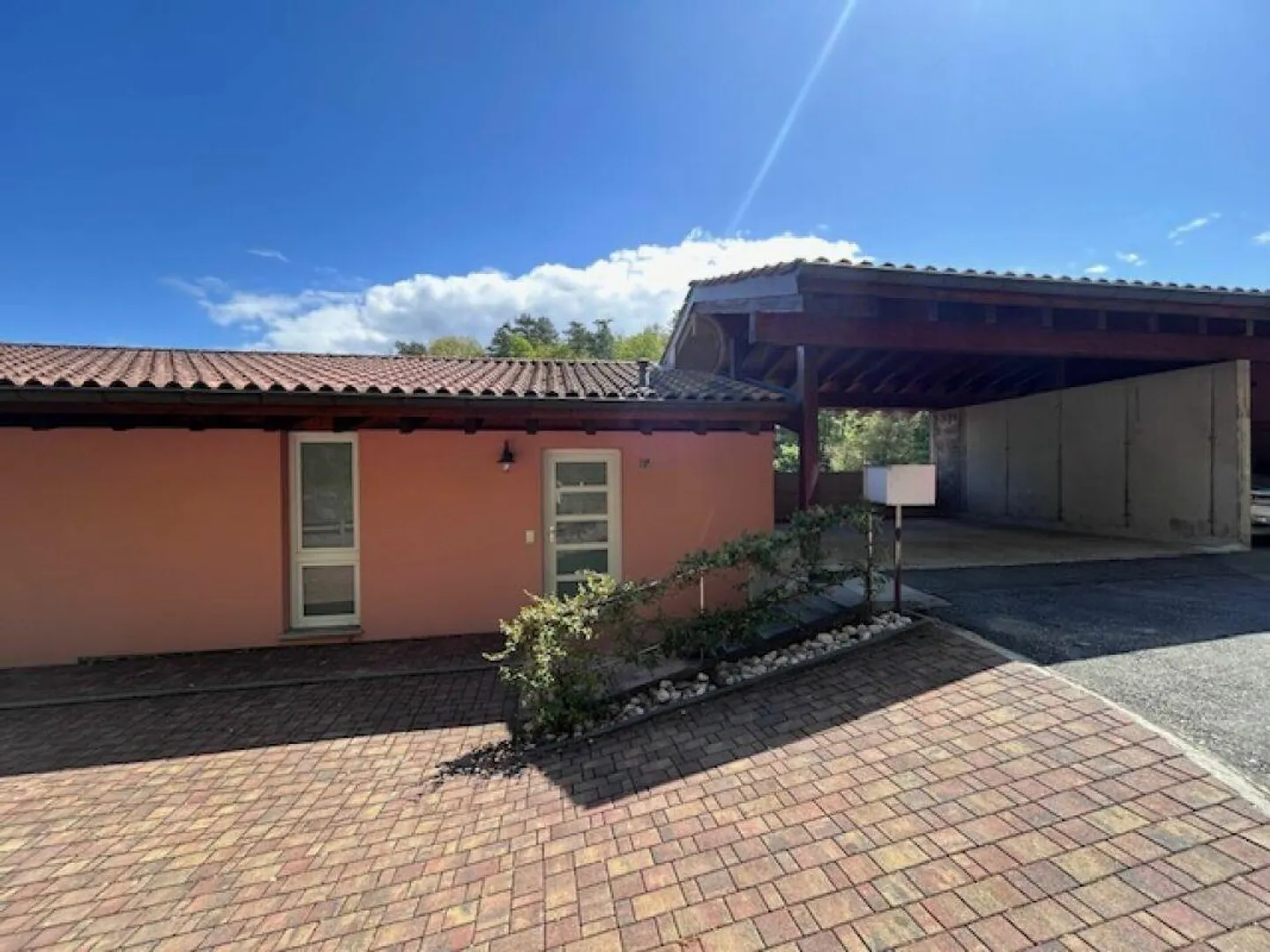 BEAUTIFUL SINGLE-FAMILY HOUSE WITH GARDEN AND 4 PARKING SPACES - Photo 1 of 30