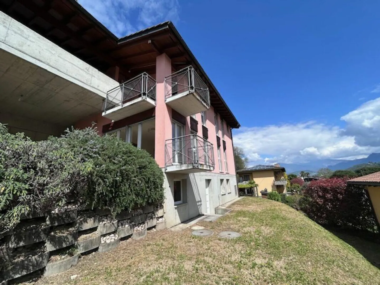 BEAUTIFUL SINGLE-FAMILY HOUSE WITH GARDEN AND 4 PARKING SPACES - Photo 2 of 30