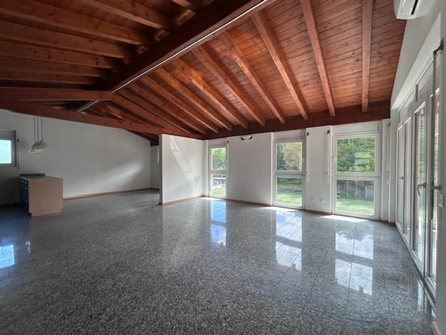 BEAUTIFUL SINGLE-FAMILY HOUSE WITH GARDEN AND 4 PARKING SPACES - Photo 7 of 30