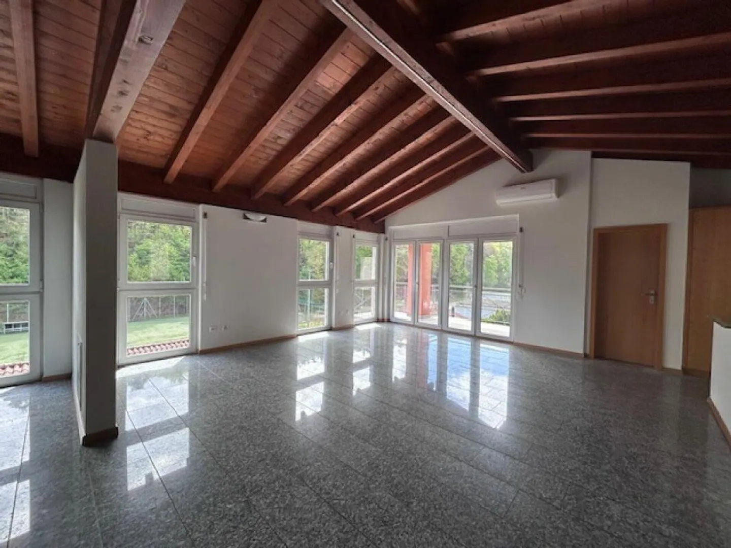 BEAUTIFUL SINGLE-FAMILY HOUSE WITH GARDEN AND 4 PARKING SPACES - Photo 8 of 30