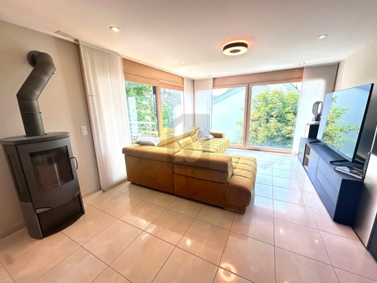 BAIGNÉ DE LUMIÈRE, AVEC TERRASSE, DANS UN EMPLACEMENT DE CHOIX - Photo 2 sur 5