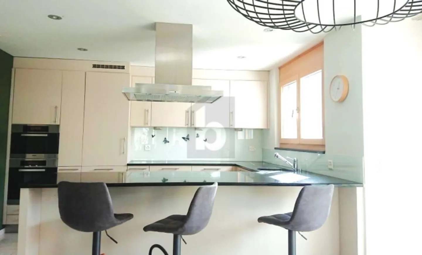 BAIGNÉ DE LUMIÈRE, AVEC TERRASSE, DANS UN EMPLACEMENT DE CHOIX - Photo 3 sur 5