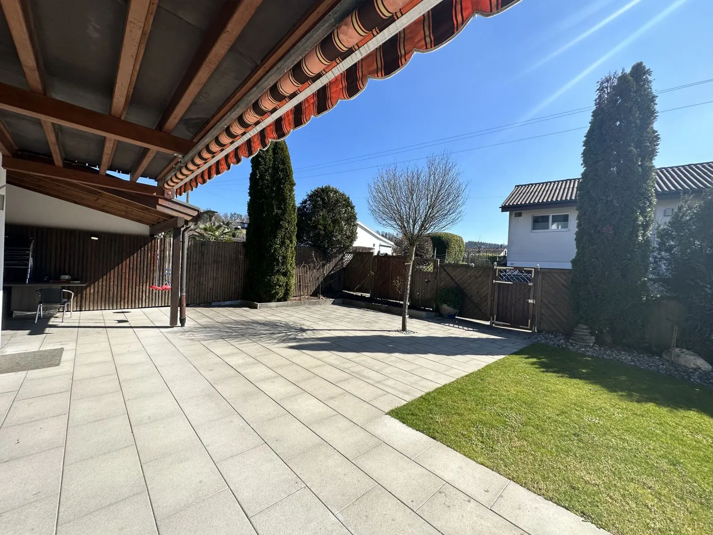 SPACIOUS AND DETACHED SINGLE-FAMILY HOUSE WITH POOL - Photo 1 of 12