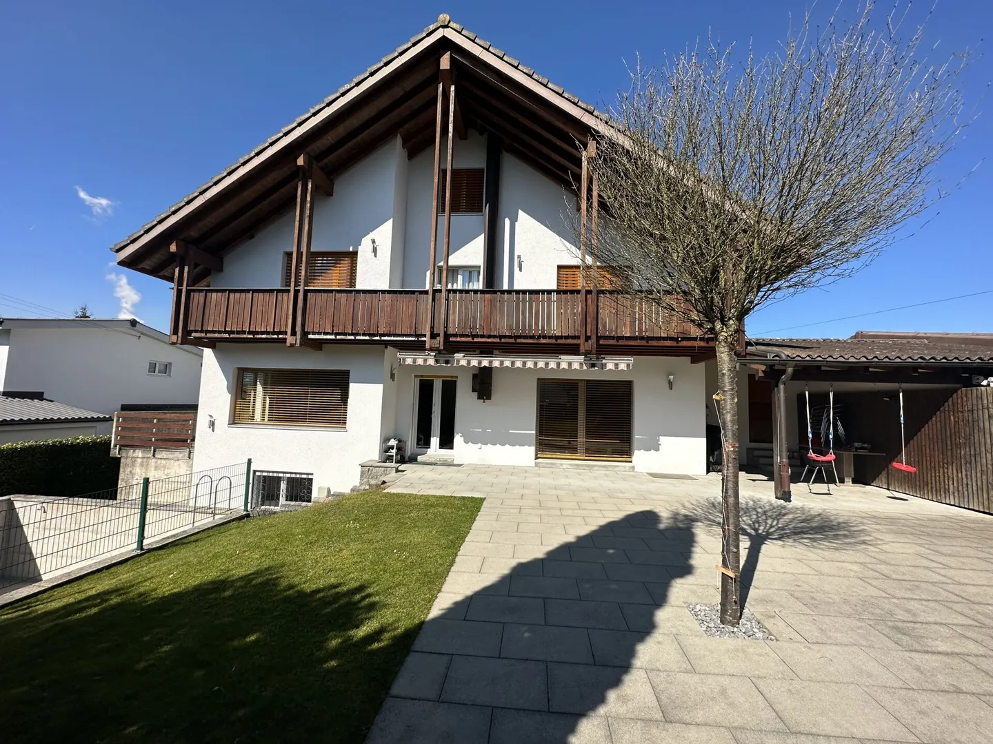 SPACIOUS AND DETACHED SINGLE-FAMILY HOUSE WITH POOL - Photo 3 of 12