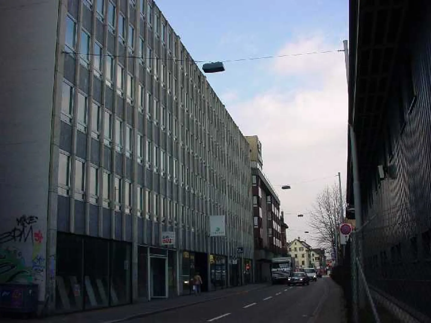 Überdachter Motorradparkplatz - Foto 1 von 1