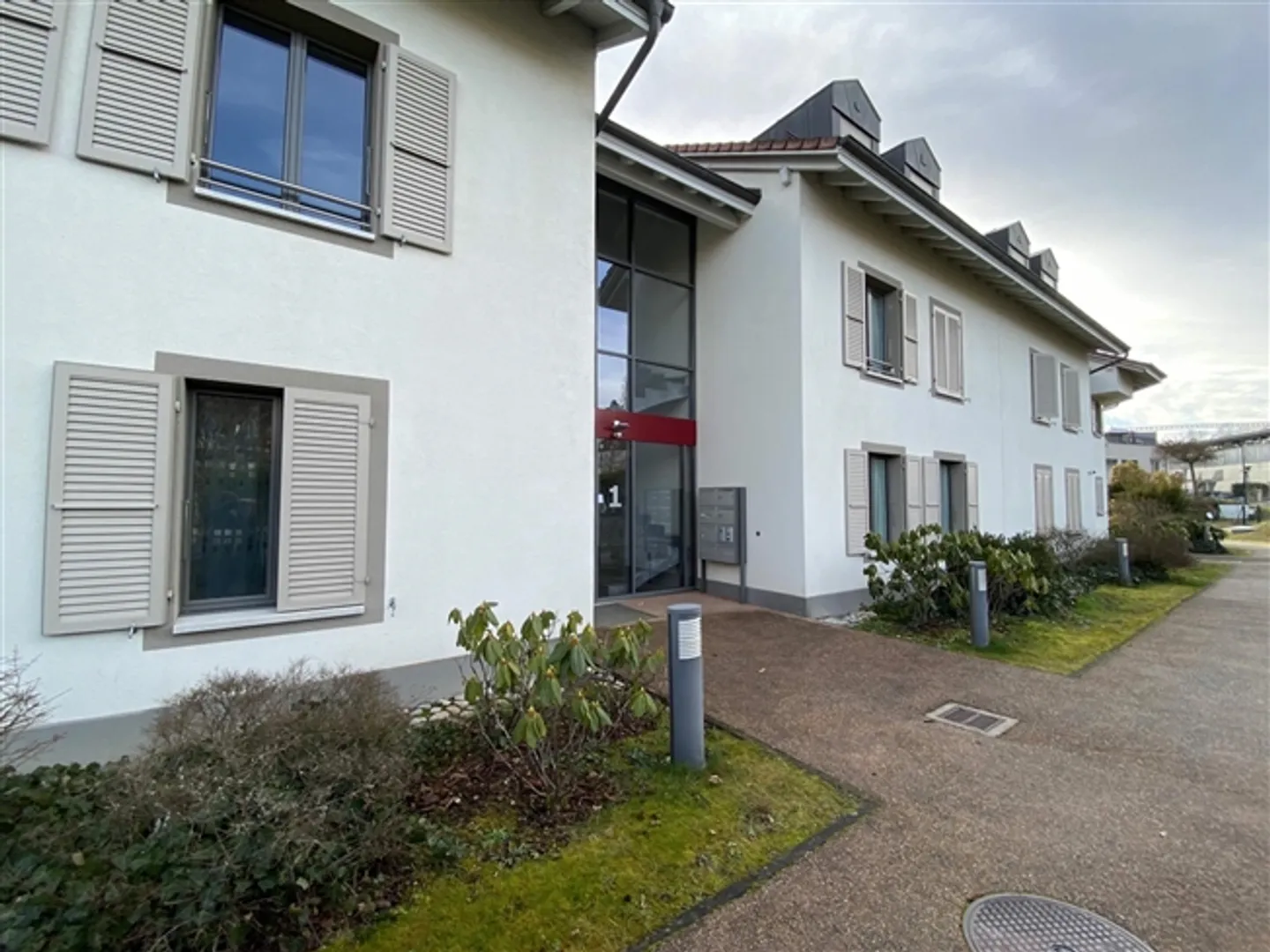 Quiet 4-Room Apartment Near the Lake, Schools, Train or Bus - Photo 8 of 8