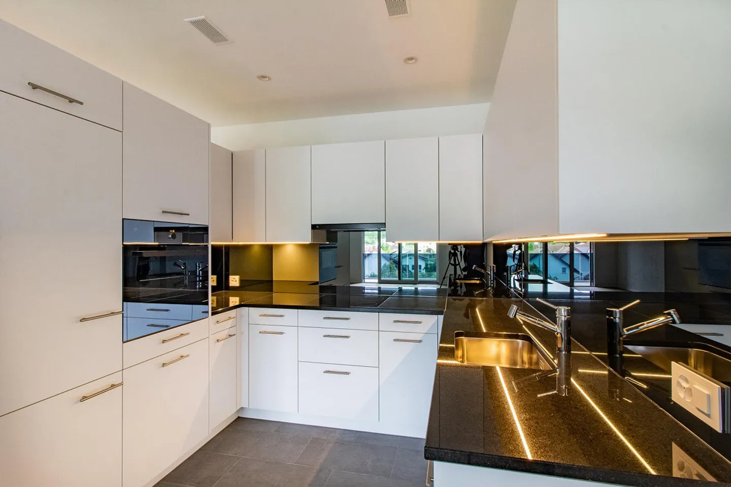 Modern 2½-room apartment in a central location - Photo 1 of 7