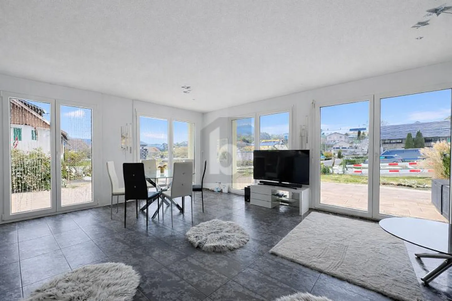 SPACIOUS, BRIGHT AND FAMILY-FRIENDLY - Photo 2 of 6