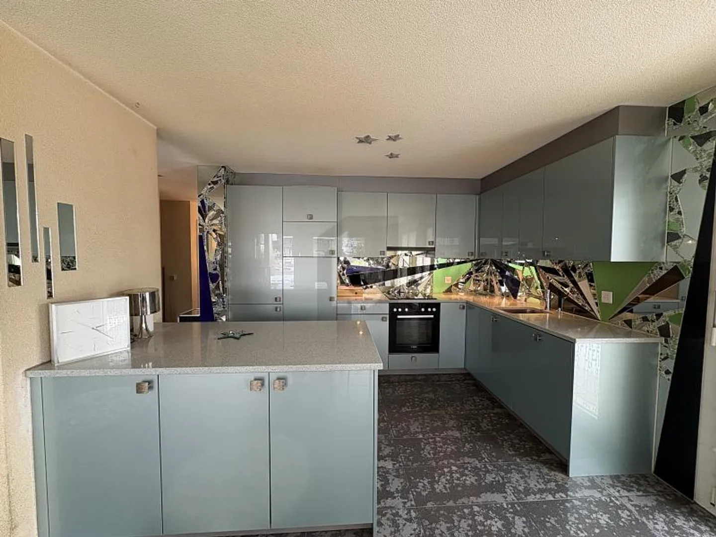 SPACIOUS, BRIGHT AND FAMILY-FRIENDLY - Photo 3 of 6