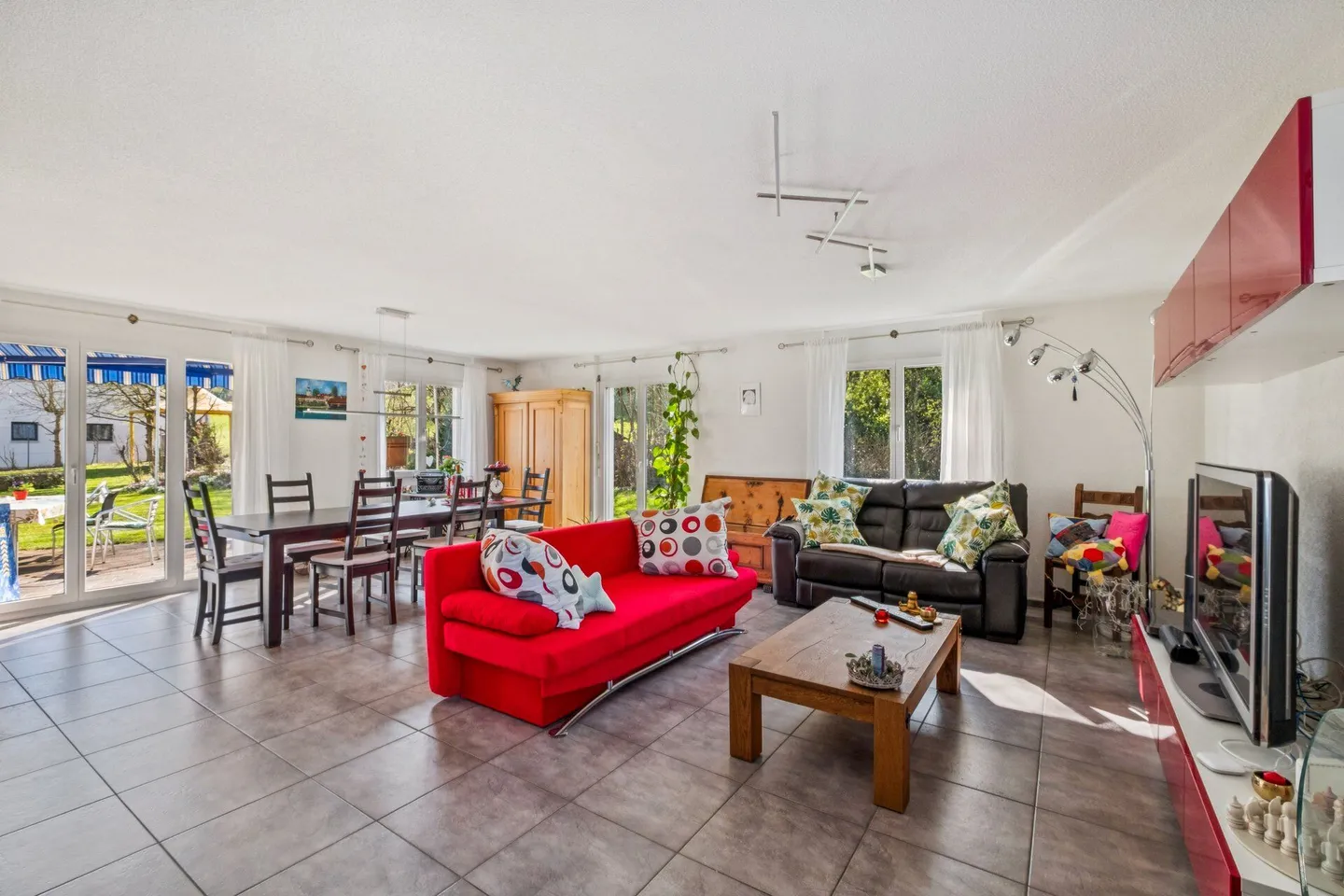 Charmantes Familienhaus mit Garten - Foto 2 von 11