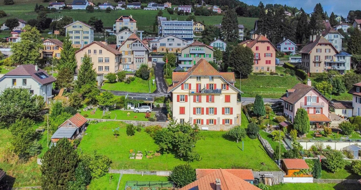 Magnificent rental building with 7 apartments Beautiful garden and covered area - Photo 22 of 27