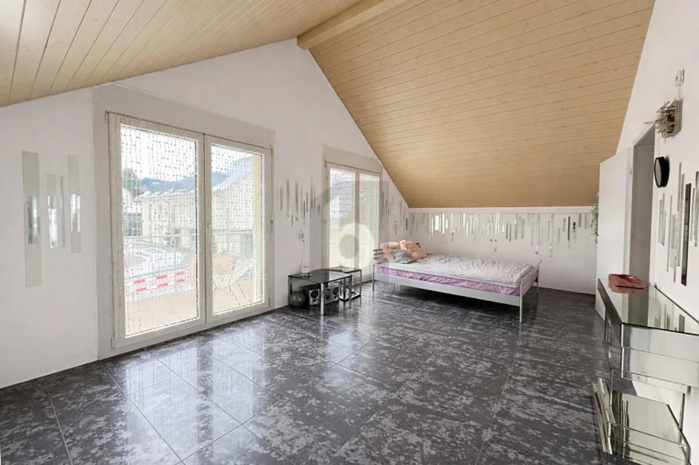 SPACIOUS, BRIGHT AND FAMILY-FRIENDLY - Photo 4 of 6