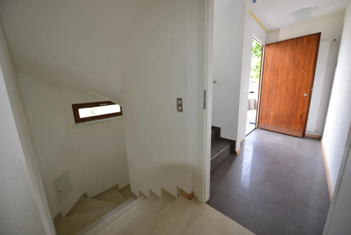 Charming 2.5-room attic apartment with balcony in Bottmingen - Photo 2 of 18