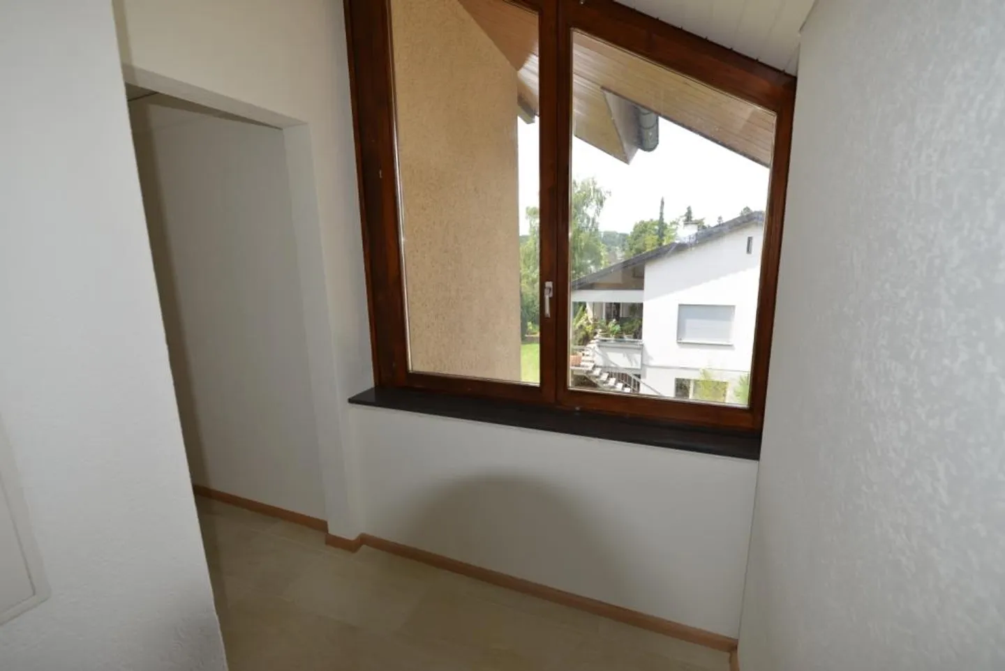 Charming 2.5-room attic apartment with balcony in Bottmingen - Photo 10 of 18