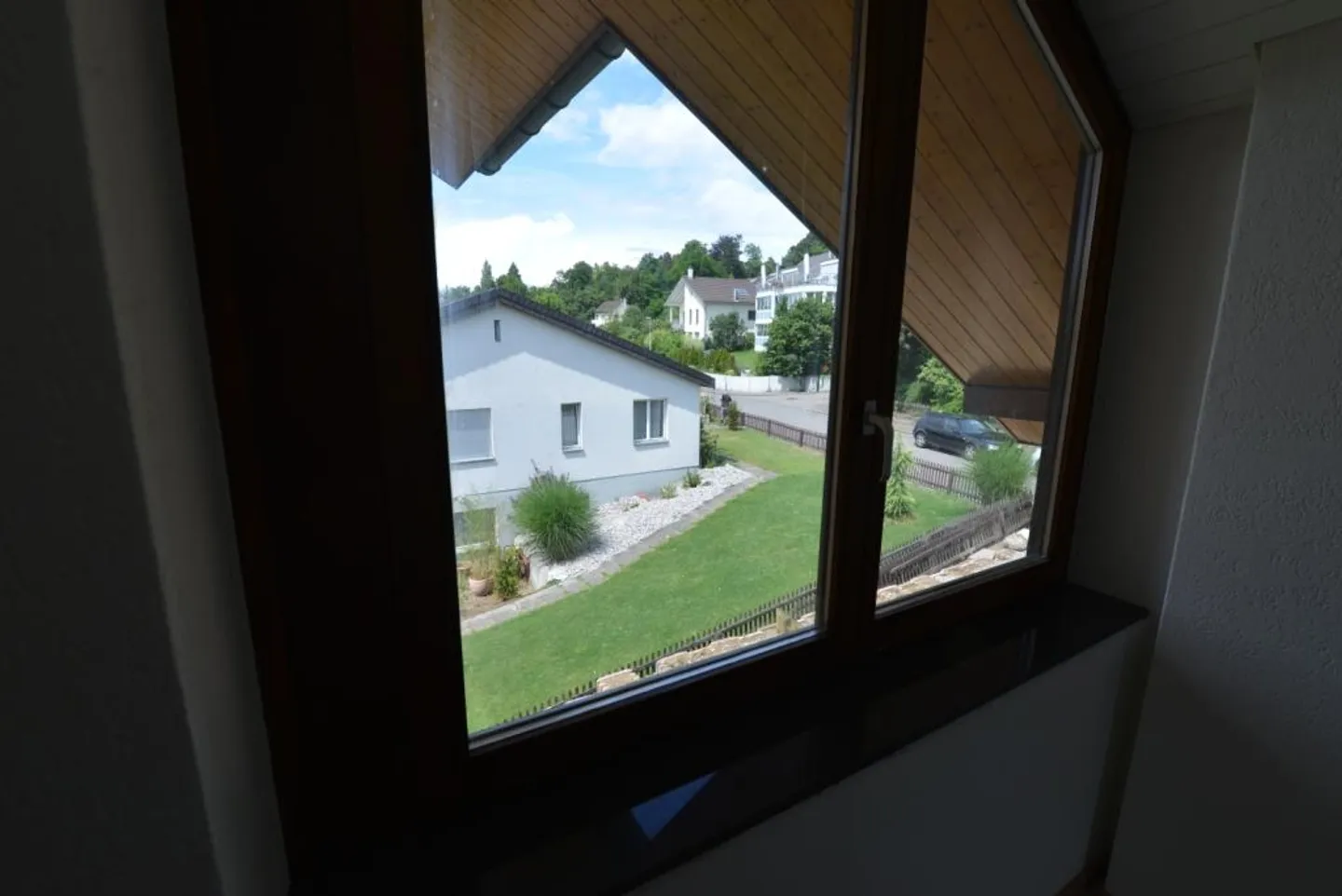 Charming 2.5-room attic apartment with balcony in Bottmingen - Photo 9 of 18