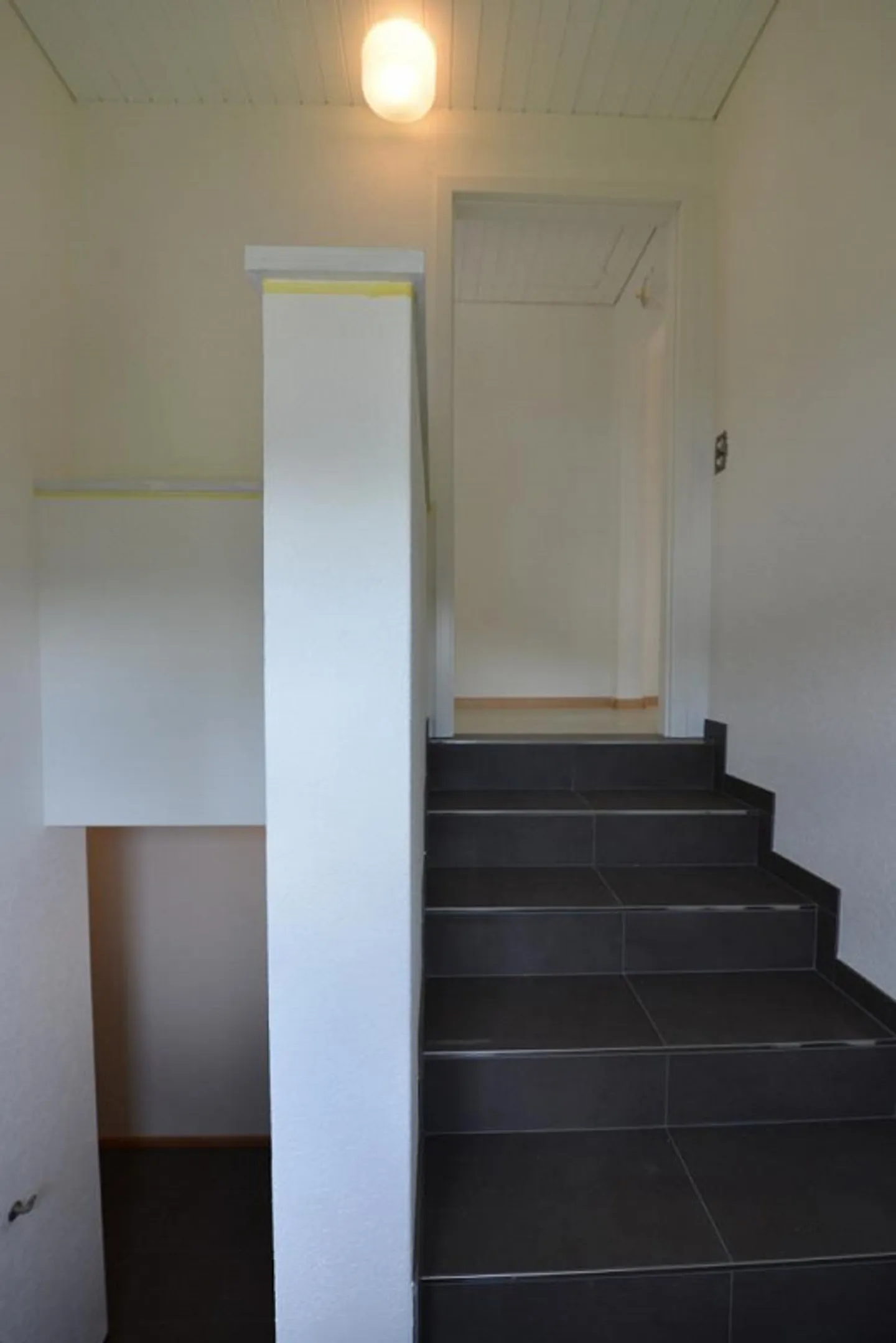 Charming 2.5-room attic apartment with balcony in Bottmingen - Photo 11 of 18