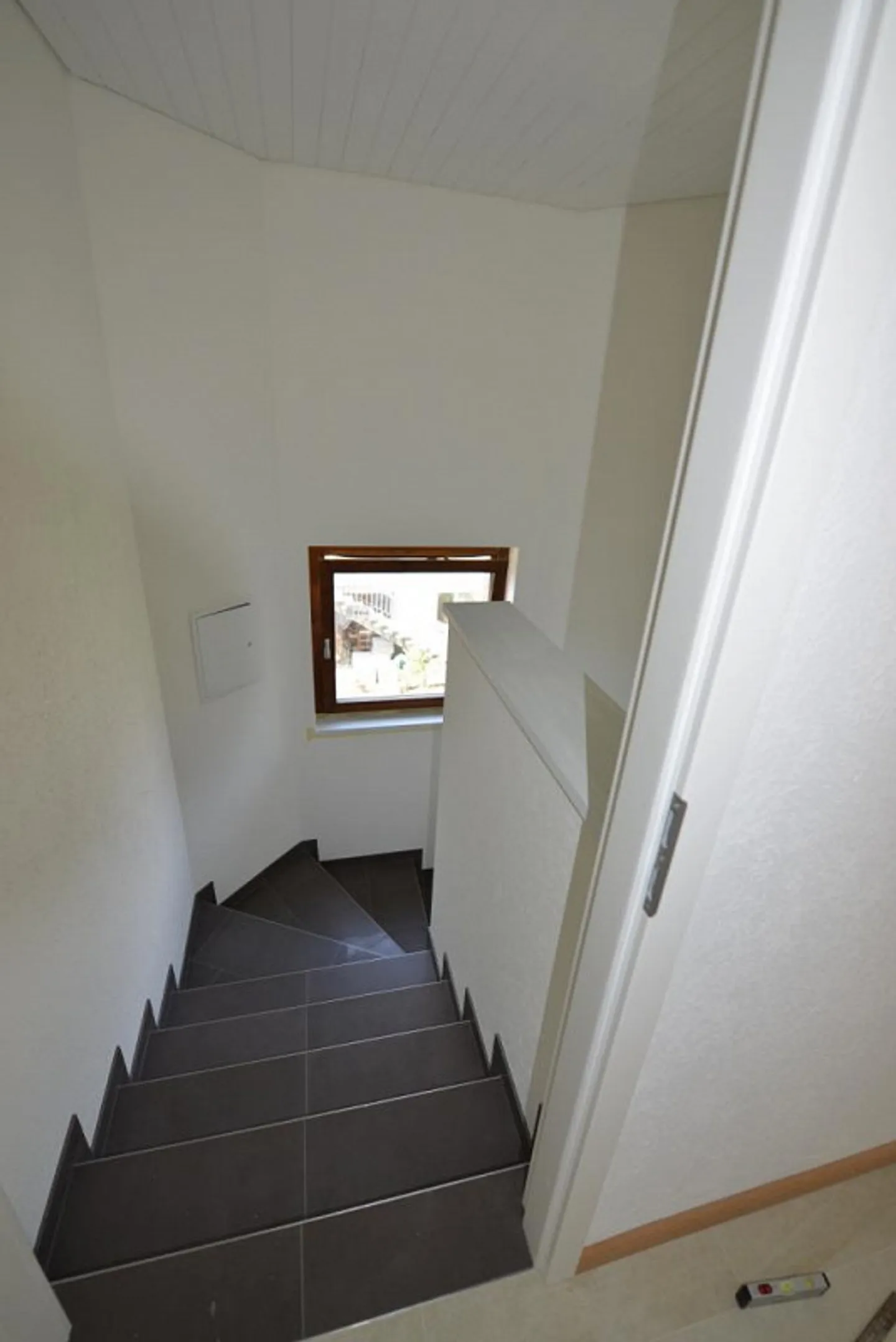 Charming 2.5-room attic apartment with balcony in Bottmingen - Photo 12 of 18