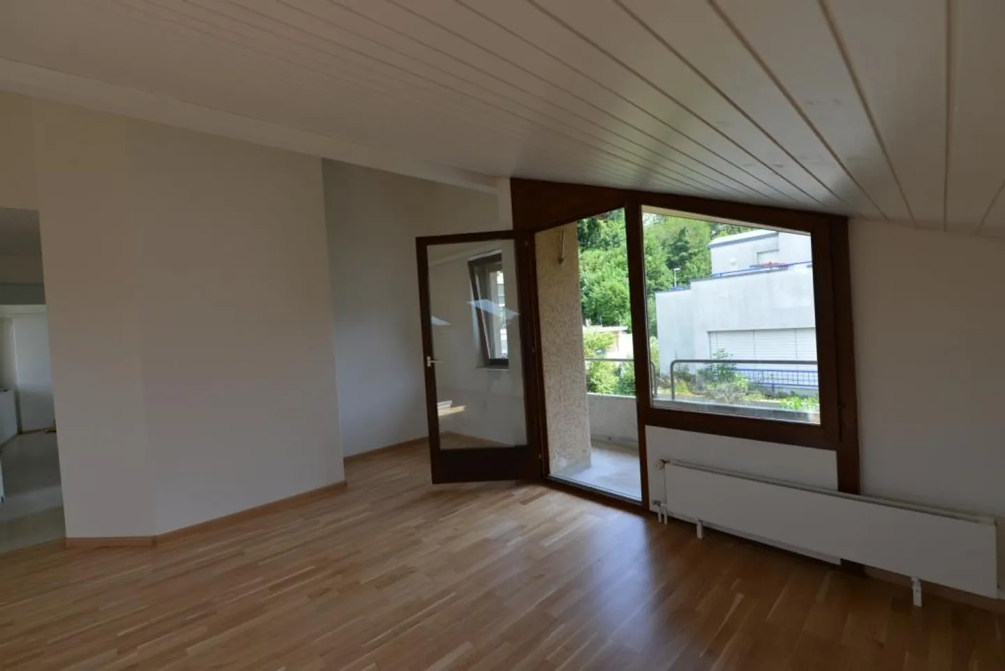 Charming 2.5-room attic apartment with balcony in Bottmingen - Photo 14 of 18