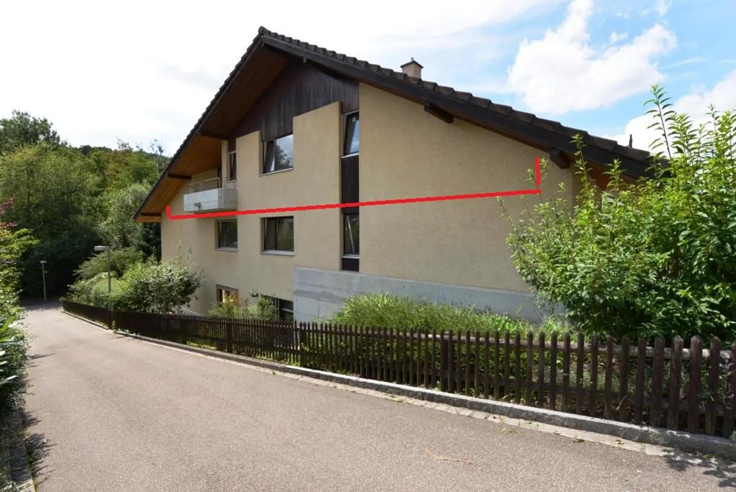 Charming 2.5-room attic apartment with balcony in Bottmingen - Photo 3 of 18