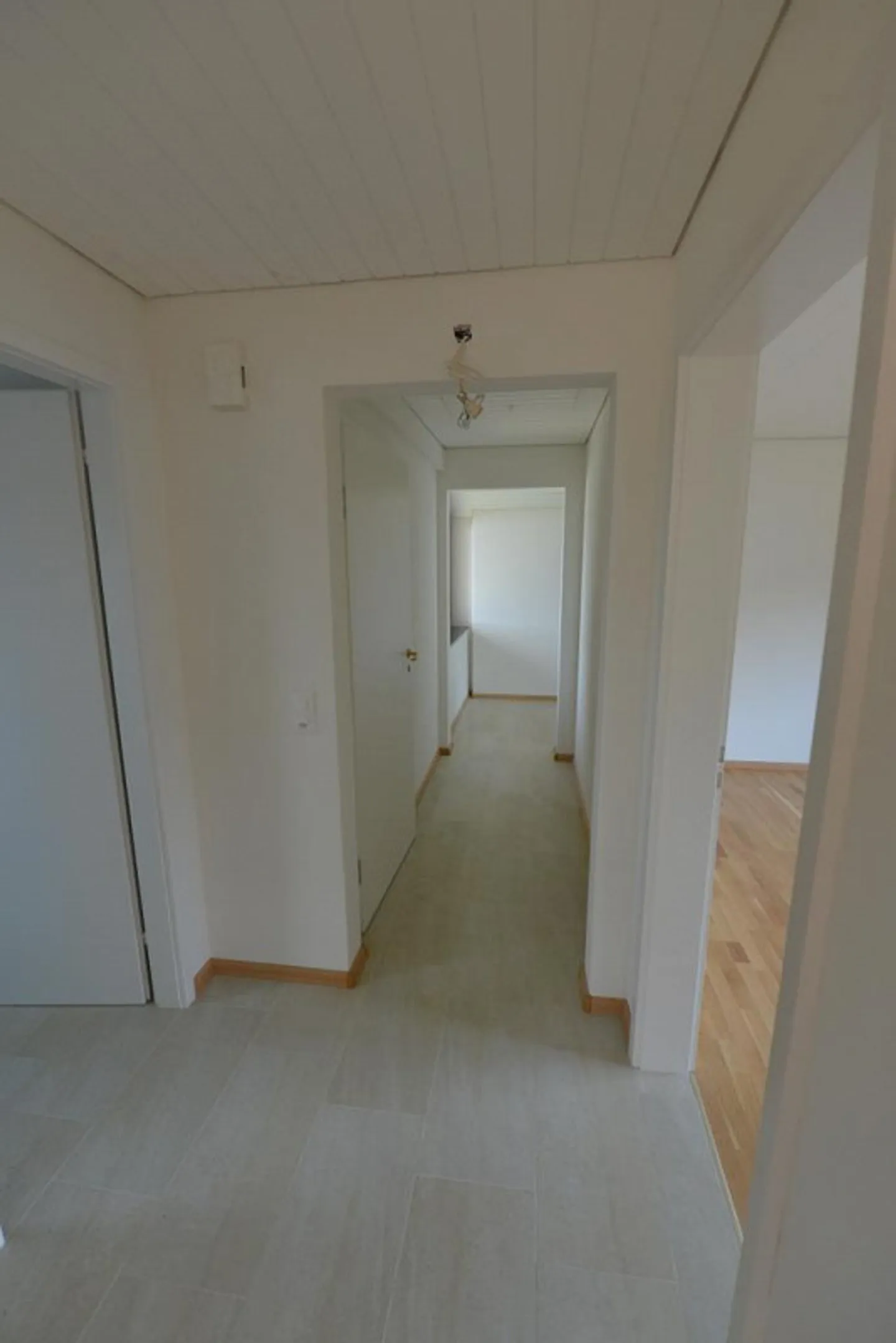 Charming 2.5-room attic apartment with balcony in Bottmingen - Photo 5 of 18