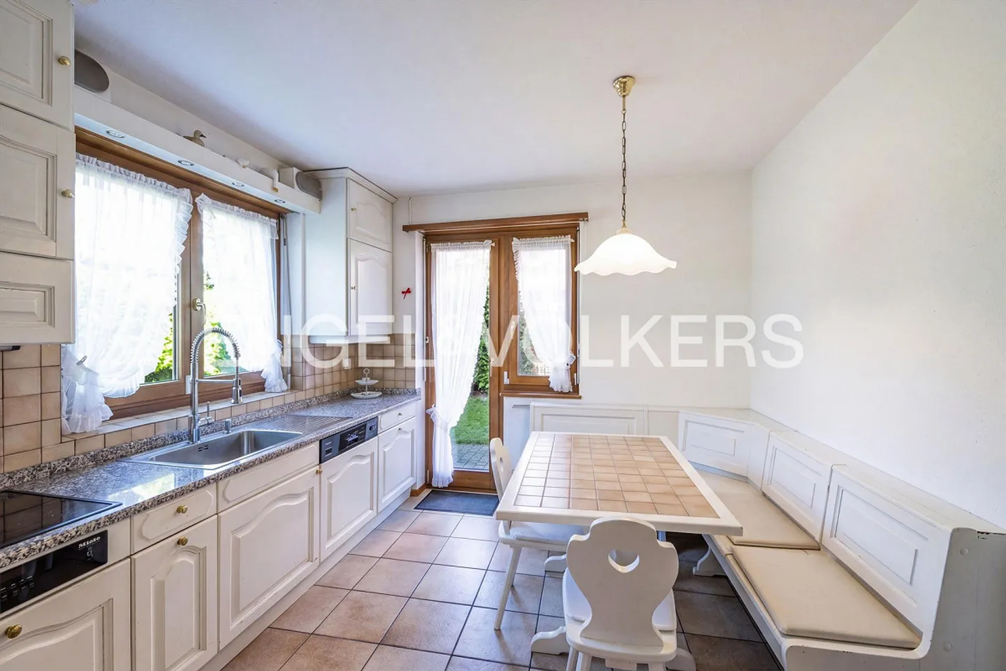 Oasi di tranquillità a Lamone: villa indipendente con piscina e giardini - Foto 5 di 13